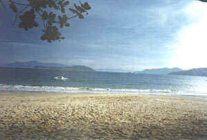 A praia de Sete Fontes, especialmente bonita em dias de sol e mar calmo.